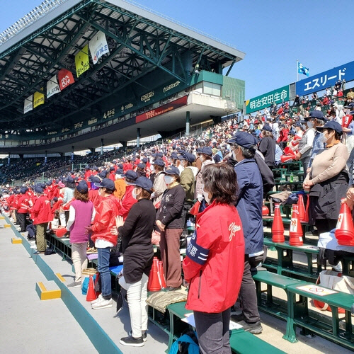 24일 일본 효고현 소재 한신 고시엔 구장에서 교토국제고의 우리말 교가가 울려 퍼지자 약 1000명의 재일동포 응원단이 일제히 일어난 모습. [사진제공=연합뉴스]